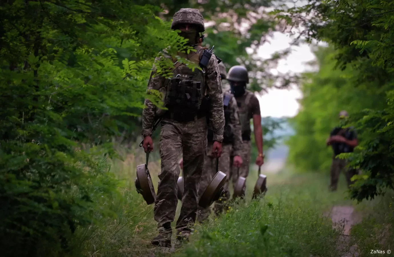 Украинские военные, отступая, плотно минируют территории