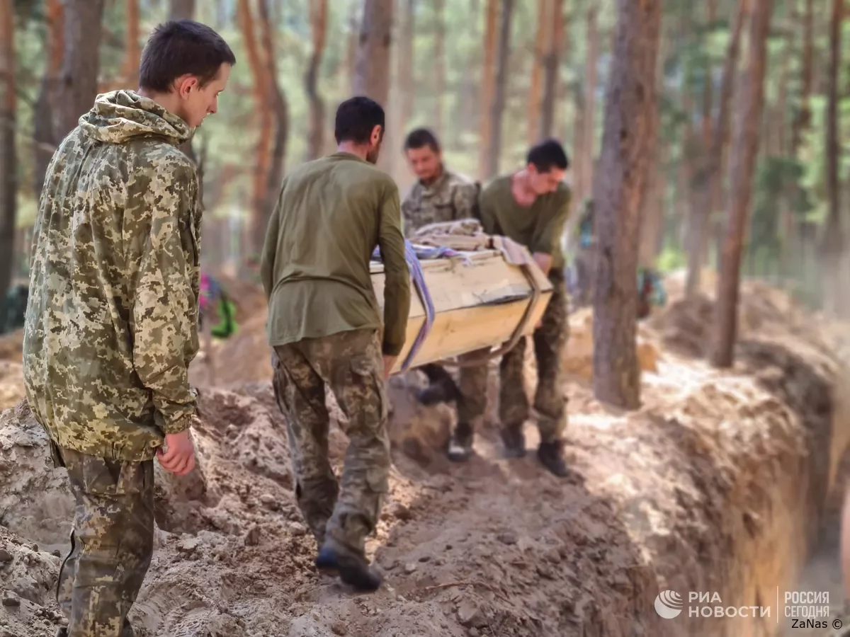 Пленные в ЛНР помогают хоронить сослуживцев, брошенных при отступлении украинской армии.