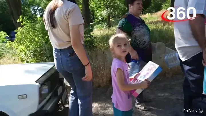 Журналисты передали девочке из Донбасса куклу, которую отправили жители Подмосковья.