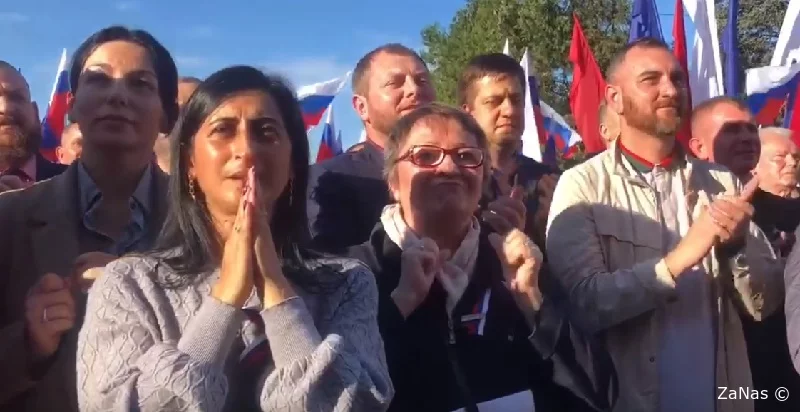 Жители Луганска со слезами на глазах встречают новость об официальном присоединении Республики к России