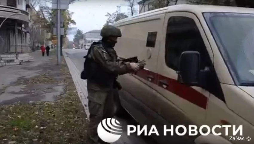 Следователи СК РФ одними из первых прибыли на место обстрела пиццерии в центре Донецка