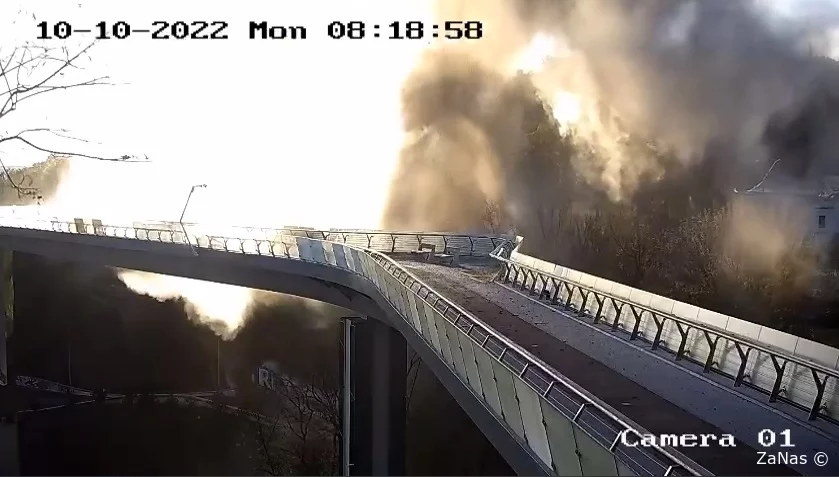 Взрыв на мосту в Киеве попал на видео.